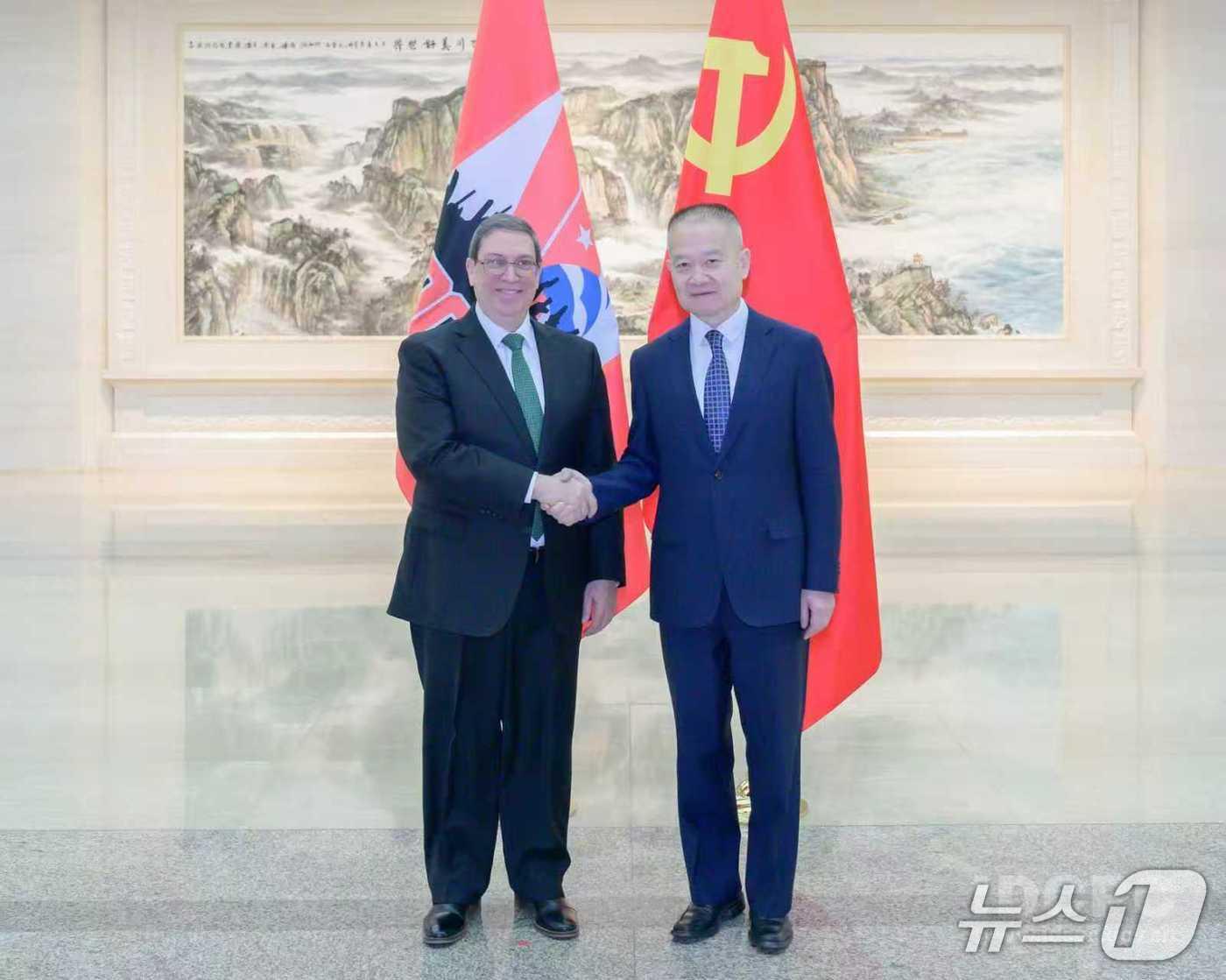 본문 이미지 - 류하이싱 중국 대외연락부 부장이 4일 베이징에서 특사 자격으로 중국을 방문한 브루노 로드리게스 쿠바 외교장관과 만났다. (대외연락부 홈페이지 갈무리)