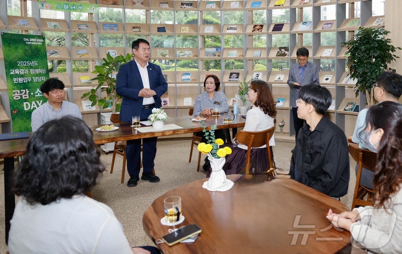 본문 이미지 - 이정선 광주교육감이 광주시교육청 민원처리 부서의 업무 고충을 청취하고 있다.(광주시교육청 제공. 재배포 및 DB 금지)