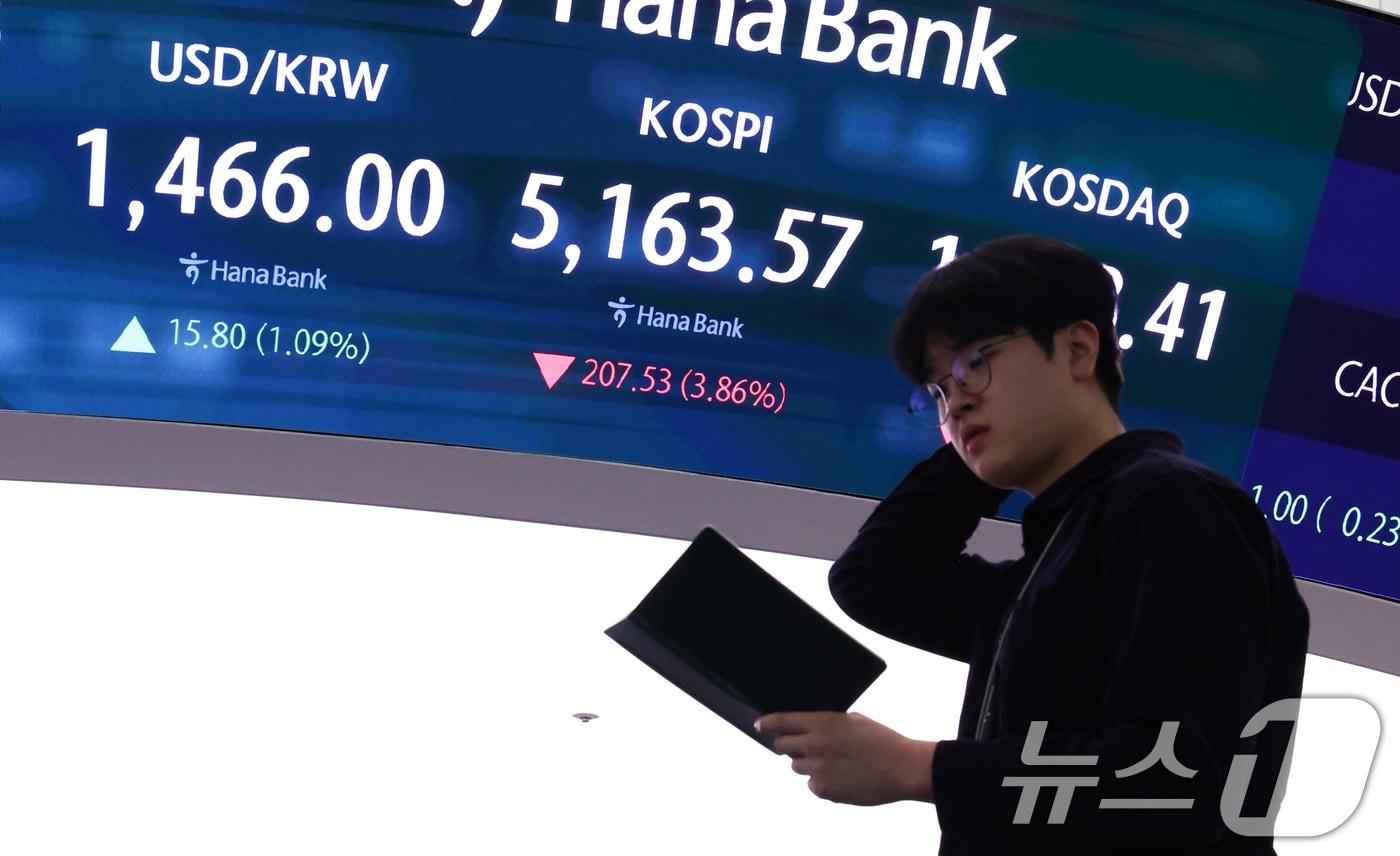 본문 이미지 - 5일 서울 중구 하나은행 본점 딜링룸 전광판에 코스피 종가가 표시되어 있다. 이날 코스피는 전 거래일 대비 207.53포인트(3.86%) 하락한 5163.57, 코스닥은 전 거래일 대비 41.02포인트(3.57%) 내린 1108.41로 장을 마쳤다. 2026.2.5/뉴스1 ⓒ News1 최지환 기자