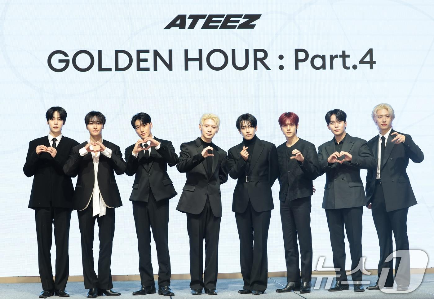 본문 이미지 - 그룹 에이티즈(ATEEZ) 윤호(왼쪽부터)와 성화, 산, 여상, 홍중, 우영, 종호, 민기가 5일 서울 영등포구 페어몬트 앰배서더 호털에서 가진 미니 13집 '골든 아워 : 파트 4 (GOLDEN HOUR : Part.4)' 발매 기념 기자간담회에 참석해 포즈를 취하고 있다. 2026.2.5/뉴스1 ⓒ News1 권현진 기자