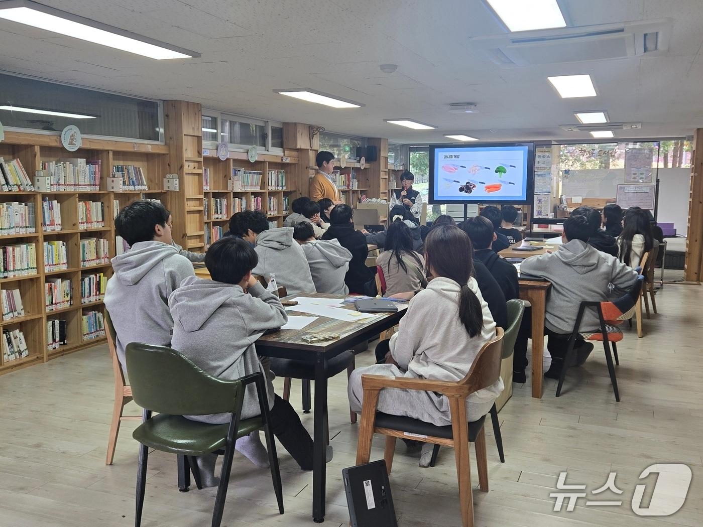 본문 이미지 - 용인 헌산중 학생들이 수업을 하고 있는 모습.(교육지원청 제공)