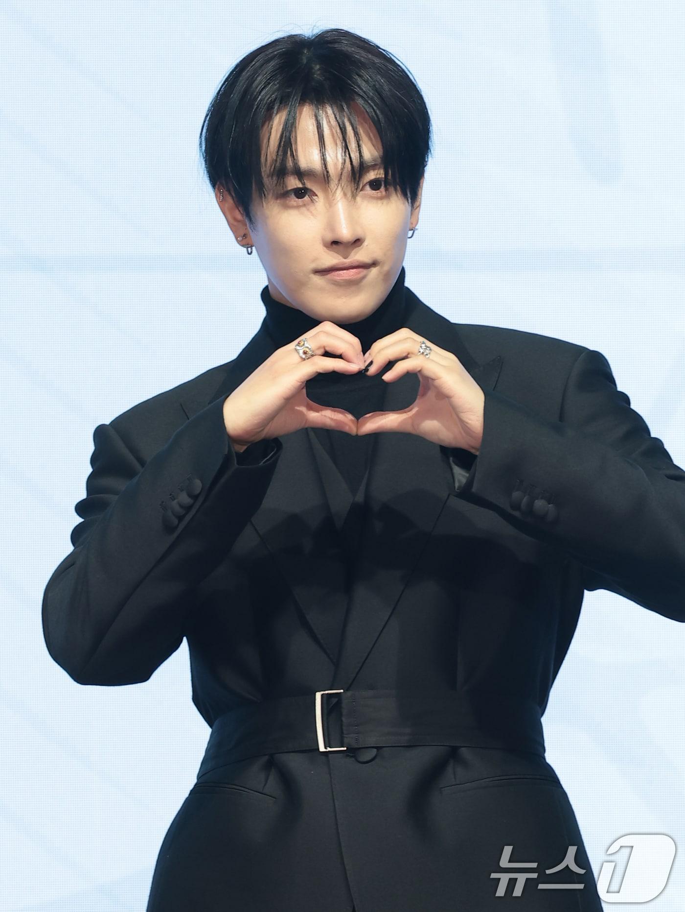 본문 이미지 - 그룹 에이티즈(ATEEZ) 홍중이 5일 서울 영등포구 페어몬트 앰배서더 호털에서 가진 미니 13집 '골든 아워 : 파트 4 (GOLDEN HOUR : Part.4)' 발매 기념 기자간담회에 참석해 포즈를 취하고 있다. 2026.2.5/뉴스1 ⓒ News1 권현진 기자