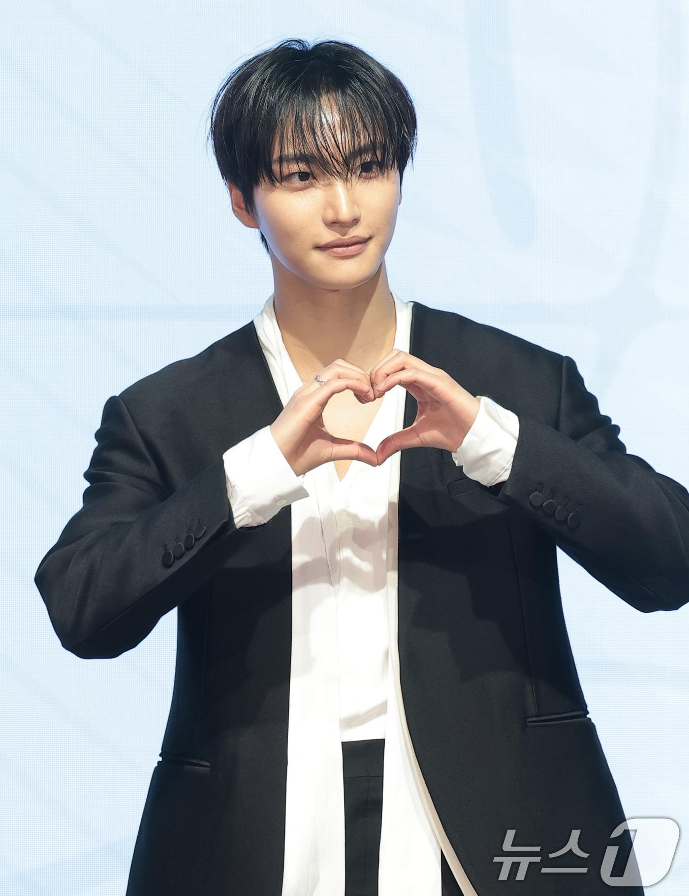 본문 이미지 - 그룹 에이티즈(ATEEZ) 성화가 5일 서울 영등포구 페어몬트 앰배서더 호털에서 가진 미니 13집 '골든 아워 : 파트 4 (GOLDEN HOUR : Part.4)' 발매 기념 기자간담회에 참석해 포즈를 취하고 있다. 2026.2.5/뉴스1 ⓒ News1 권현진 기자