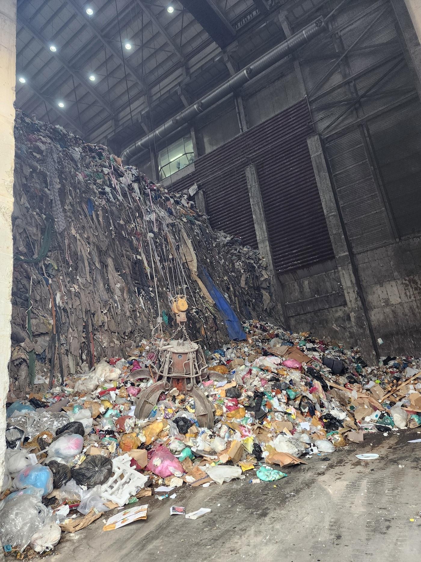 본문 이미지 - 충남도 점검에 적발된 천안 민간 소각업체 내부 모습.(도 제공. 재판매 및 DB금지)/뉴스1 