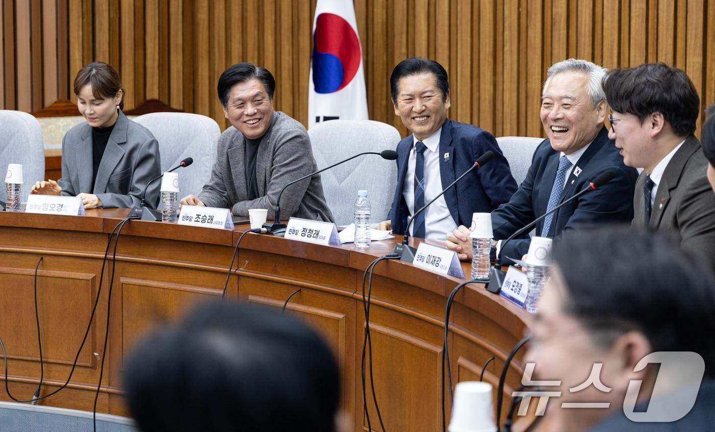 본문 이미지 - 정청래 더불어민주당 대표가 5일 서울 여의도 국회에서 열린 조국혁신당과의 합당 관련 초선의원 간담회에서 이재강 더민초 대표와 함께 미소 짓고 있다. ⓒ News1 이승배 기자
