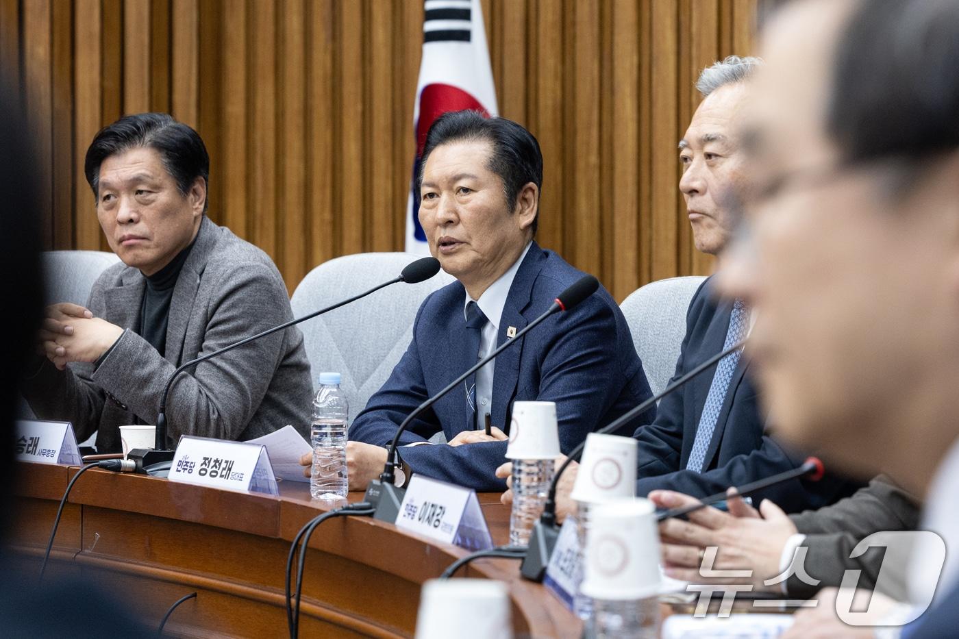 본문 이미지 - 정청래 더불어민주당 대표가 5일 서울 여의도 국회에서 열린 조국혁신당과의 합당 관련 초선의원 간담회에서 모두발언하고 있다. 2026.2.5/뉴스1 ⓒ News1 이승배 기자