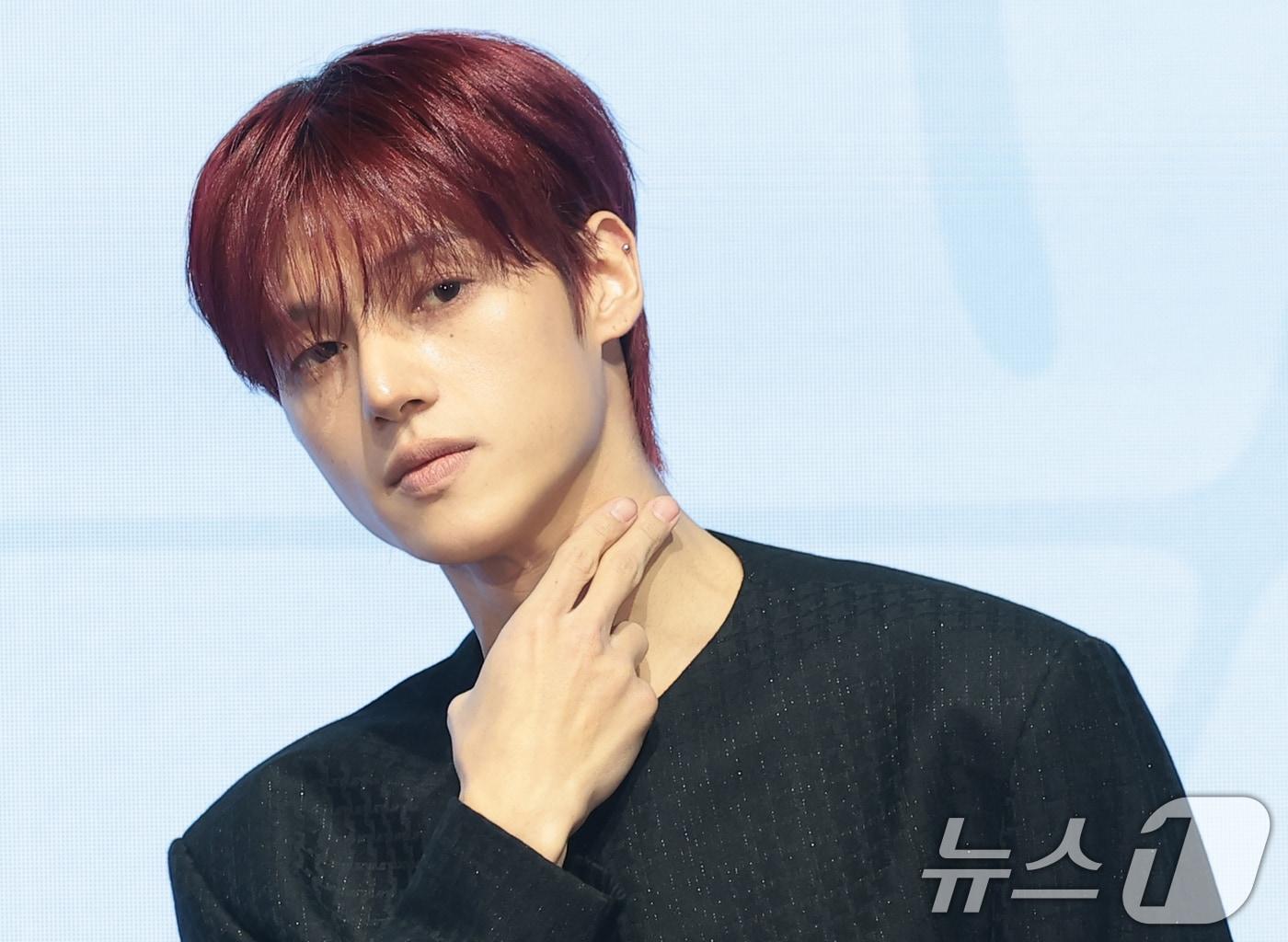 본문 이미지 - 그룹 에이티즈(ATEEZ) 우영이 5일 서울 영등포구 페어몬트 앰배서더 호털에서 가진 미니 13집 '골든 아워 : 파트 4 (GOLDEN HOUR : Part.4)' 발매 기념 기자간담회에 참석해 포즈를 취하고 있다. 2026.2.5/뉴스1 ⓒ News1 권현진 기자