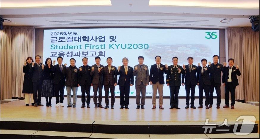 본문 이미지 - ‘2025년 글로컬대학사업 성과보고회’ 후 기념 촬영을 하는 모습. (건양대 제공.재판매 및 DB금지)/뉴스1