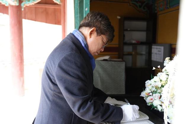 본문 이미지 - 김성근 전 충북교육청 부교육감이 5일 충북교육감 선거 예비후보 등록을 마치고 첫 일정으로 단재 신채호 사당을 참배하고 있다.(김 전 부교육감 제공. 재판매 및 DB금지)/뉴스1