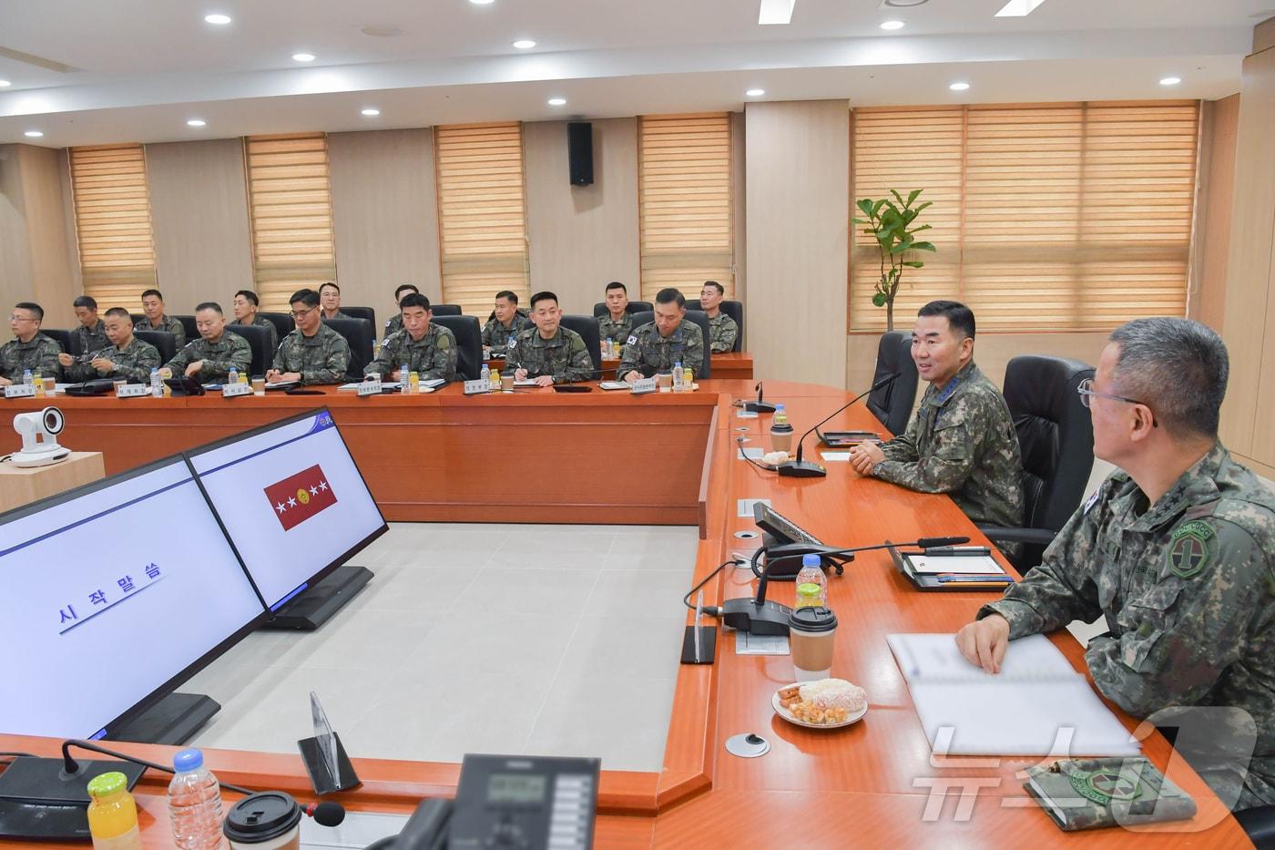 본문 이미지 - 진영승 합참의장이 5일 지상작전사령부를 방문해 군사대비태세를 점검하고 지휘관 및 참모와 전술토의를 하고 있다. (합동참모본부 제공. 재판매 및 DB 금지) 2026.2.5/뉴스1