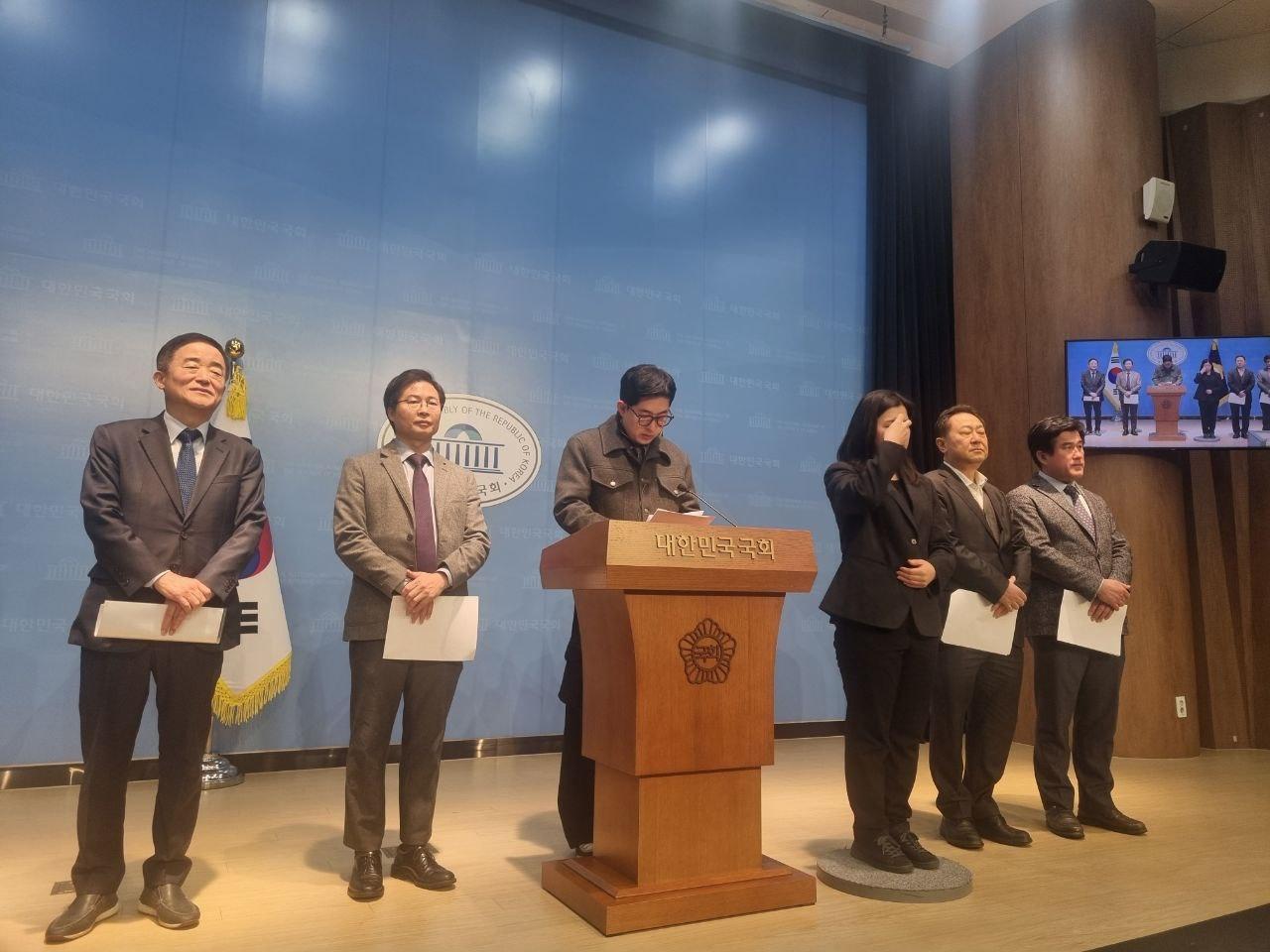 본문 이미지 - 5일 국회 소통관에서 강득구 더불어민주당 최고위원이 주최한 기자회견에서 박창진 을들의 연대 대표가 발언하고 있다.(강득구 의원실 제공)