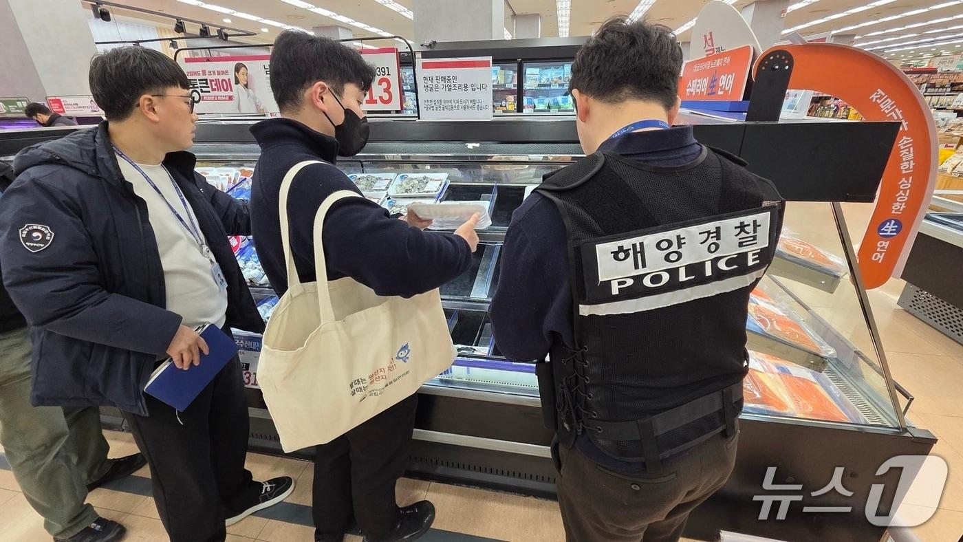 본문 이미지 - 여수해경이 지난 2일 특별단속반을 꾸리고 수산물 부정유통 등에 대한 특별단속을 진행하고 있다. (여수해경 제공. 재판매 및 DB금지)