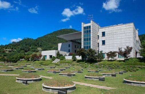 본문 이미지 - 용미2묘지 건물식 추모의집(서울시 제공)