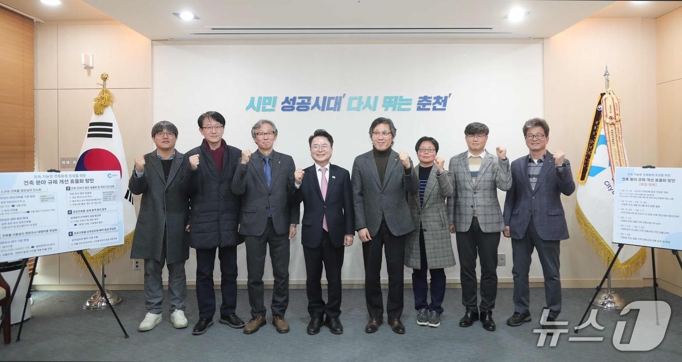 본문 이미지 - 강원 춘천시가 춘천지역건축사회 신임·전임 회장단을 만나 건축 행정 개선안을 설명했다. (춘천시 제공, 재판매 및 DB금지)