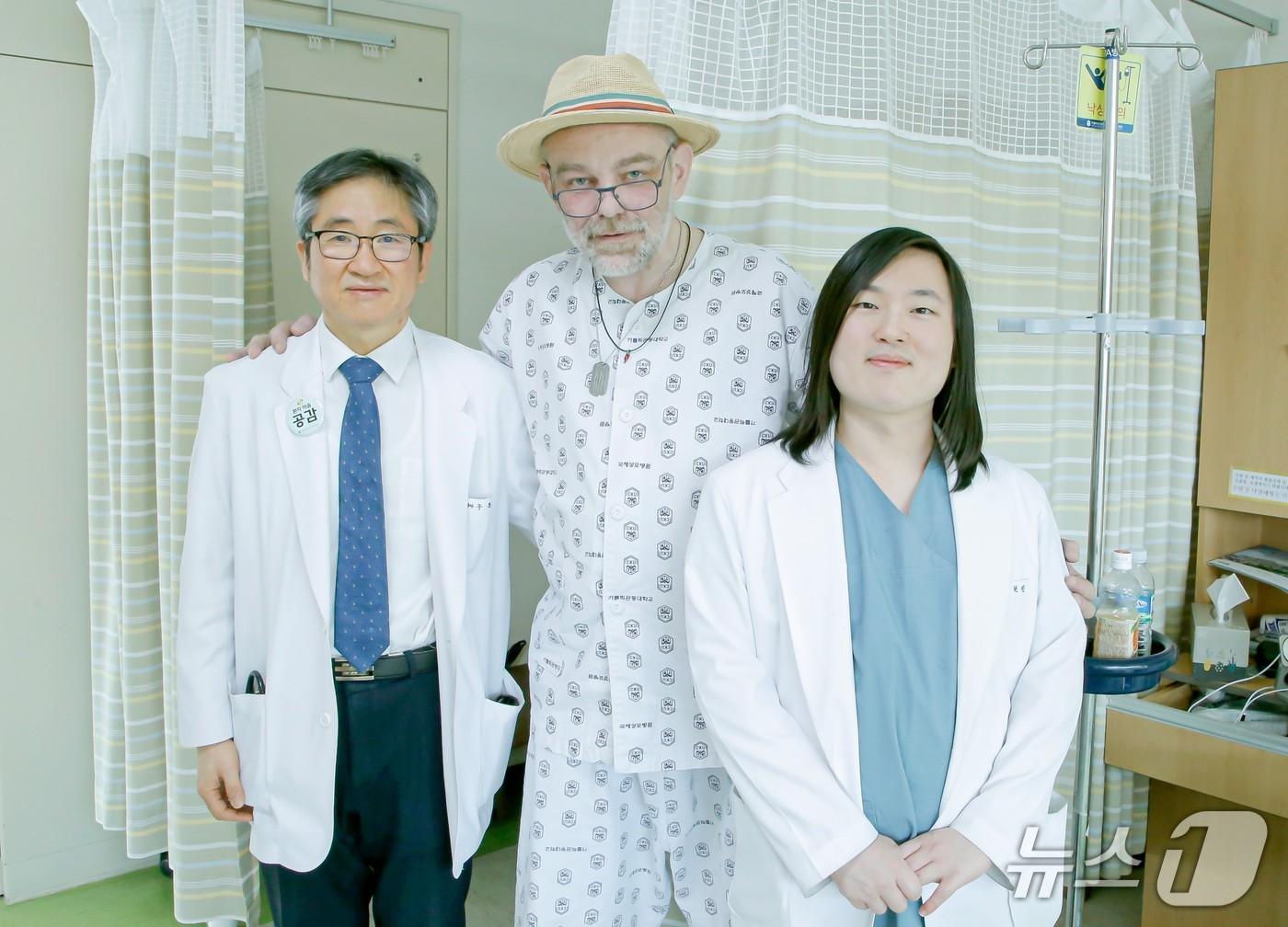 본문 이미지 - (왼쪽부터)구본대 인천국제성모병원 교수, 체코인 폴라흐, 송원빈 전공의(인천국제성모병원 제공/뉴스1)