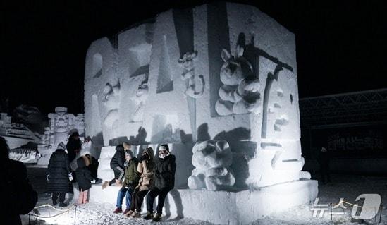 본문 이미지 - 제33회 태백산 눈축제의 야간 눈 조각 전시 자료 사진. (태백시 제공. 재판매 및 DB금지) 2026.2.5/뉴스1