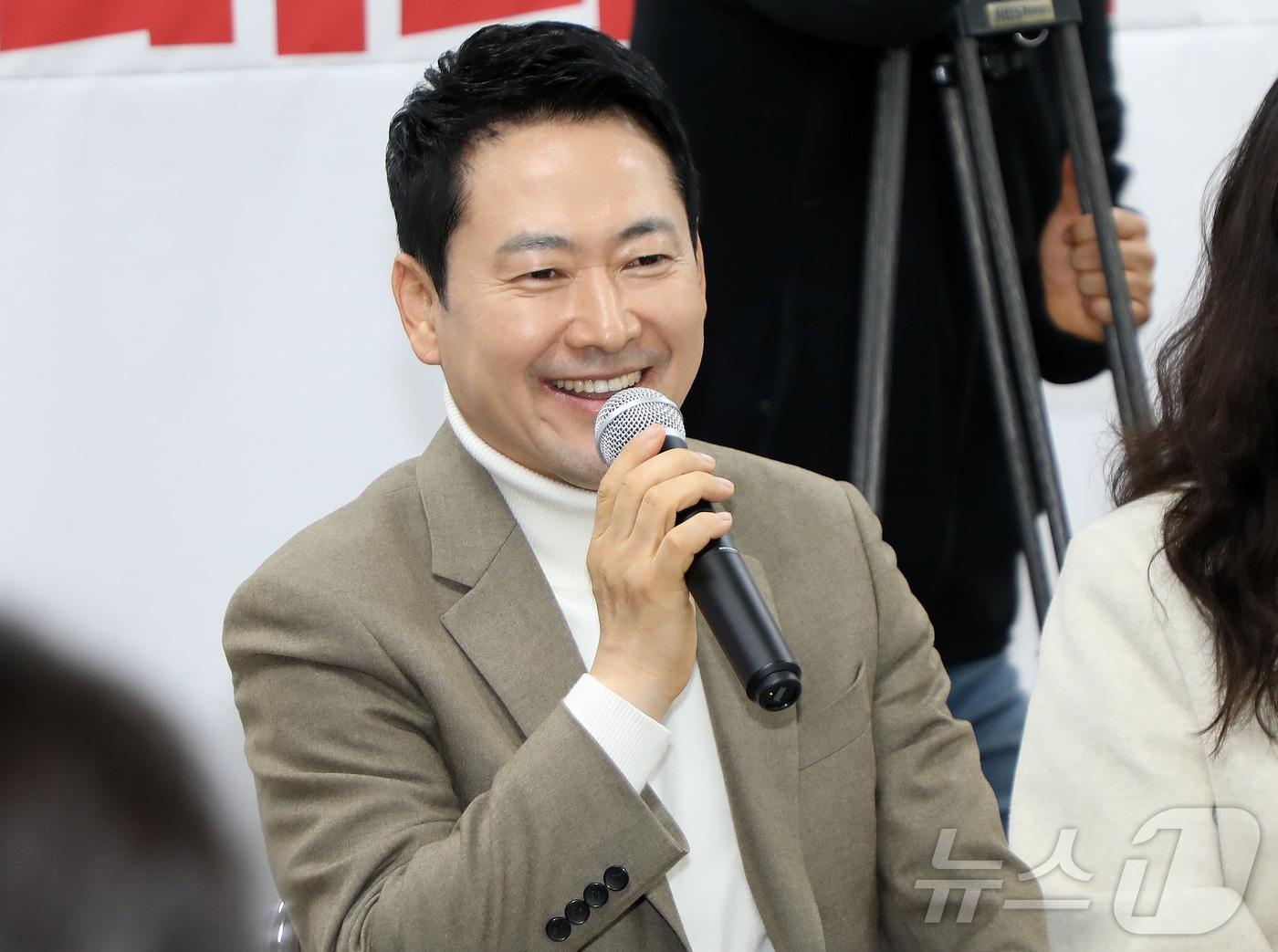 본문 이미지 - 장동혁 국민의힘 대표가 5일 오후 제주시 국민의힘 제주도당 사무실에서 열린 제주 청년과의 간담회에서 미소 짓고 있다. 2026.2.5/뉴스1 ⓒ News1 오미란 기자