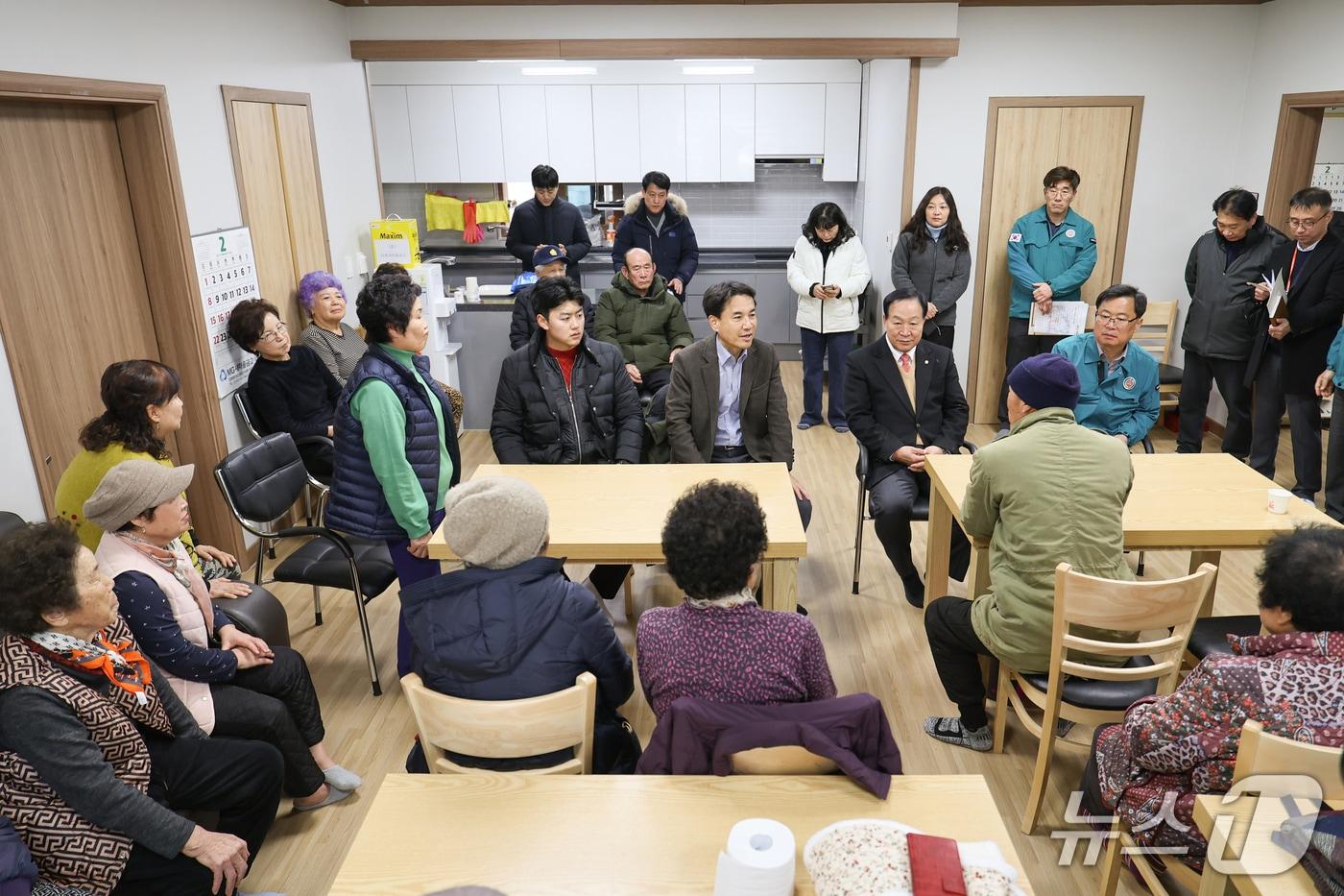 본문 이미지 - 한파쉼터 점검하는 김진태 강원도지사.(강원도 제공. 재판매 및 DB금지)/뉴스1