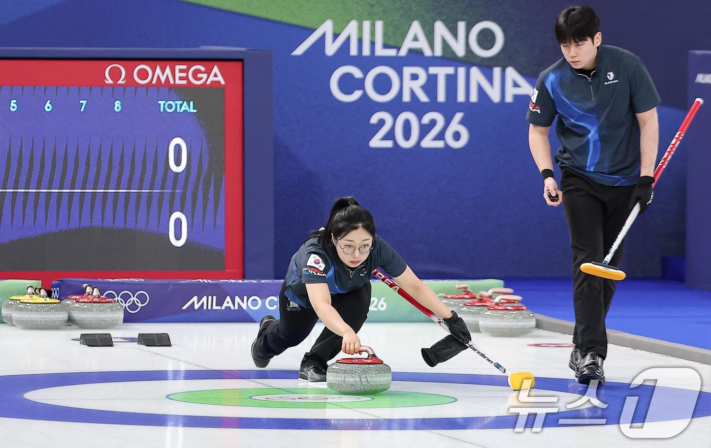 본문 이미지 - 컬링 믹스더블 김선영이 5일(현지시간) 이탈리아 코르티나담페초 컬링 올림픽 스타디움에서 열린 2026 밀라노·코르티나 동계올림픽 컬링 믹스더블 라운드 로빈 대한민국과 이탈리아의 경기에서 딜리버리를 하고 있다. 2026.2.5/뉴스1 ⓒ News1 김성진 기자