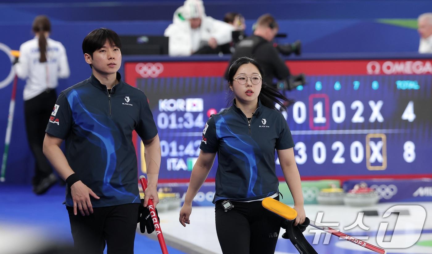 본문 이미지 - 컬링 믹스더블 김선영과 정영석이 5일(현지시간) 이탈리아 코르티나담페초 컬링 올림픽 스타디움에서 열린 2026 밀라노·코르티나 동계올림픽 컬링 믹스더블 라운드 로빈 대한민국과 이탈리아의 경기에서 4대 8로 패배한 후 베뉴를 나서고 있다. 2026.2.5/뉴스1 ⓒ News1 김성진 기자