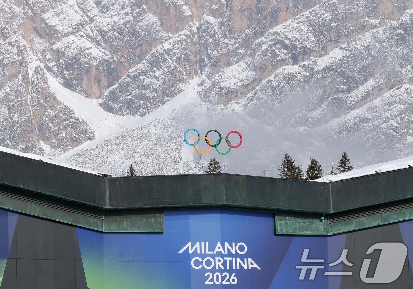 본문 이미지 - 2026 밀라노·코르티나 동계올림픽 개막을 하루 앞둔 5일(현지시간) 이탈리아 코르티나담페초 컬링 올림픽 스타디움에 설치된 올림픽 오륜기 뒤로 설산이 장관을 이루고 있다. 2026.2.5/뉴스1 ⓒ News1 김성진 기자