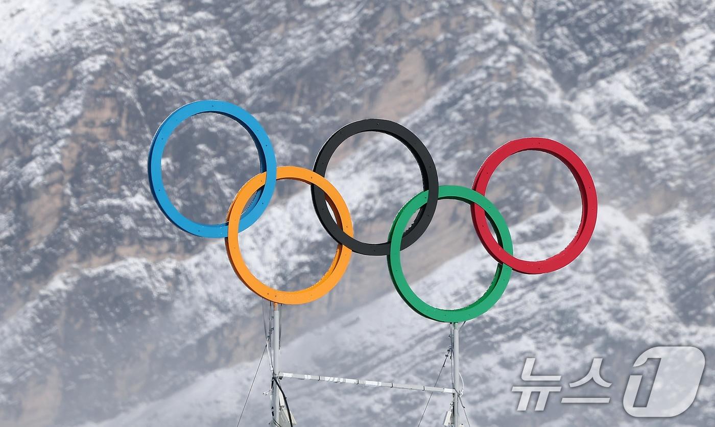 본문 이미지 - 2026 밀라노·코르티나 동계올림픽 개막을 하루 앞둔 5일(현지시간) 이탈리아 코르티나담페초 컬링 올림픽 스타디움에 설치된 올림픽 오륜기 뒤로 설산이 장관을 이루고 있다. 2026.2.5 ⓒ 뉴스1 김성진 기자