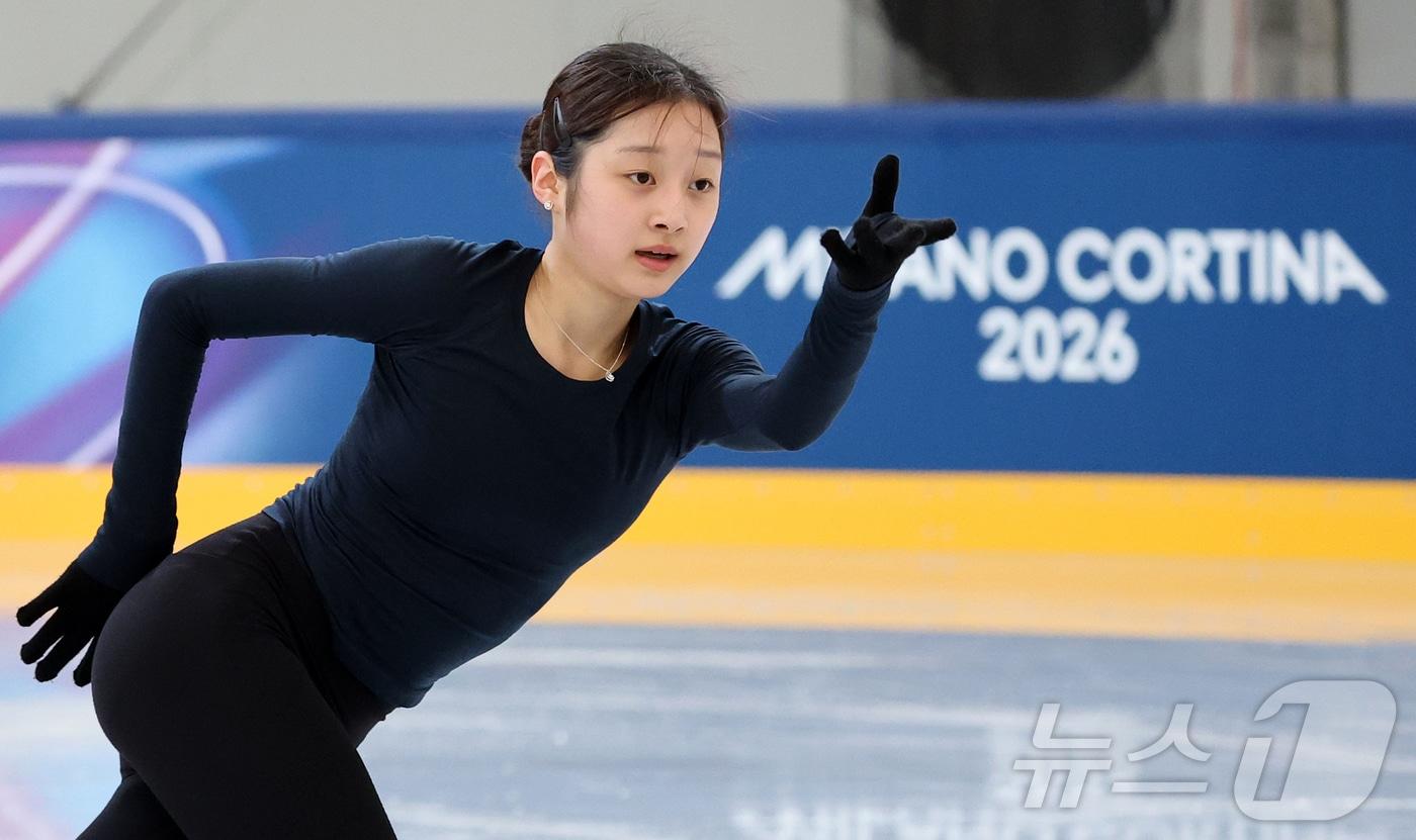 본문 이미지 - 피겨 신지아가 2026 밀라노·코르티나담페초 동계올림픽 개막을 하루 앞둔 5일(현지시간) 이탈리아 밀라노 아이스 스케이팅 아레나에서 훈련하고 있다. 2026.2.5/뉴스1 ⓒ News1 김진환 기자