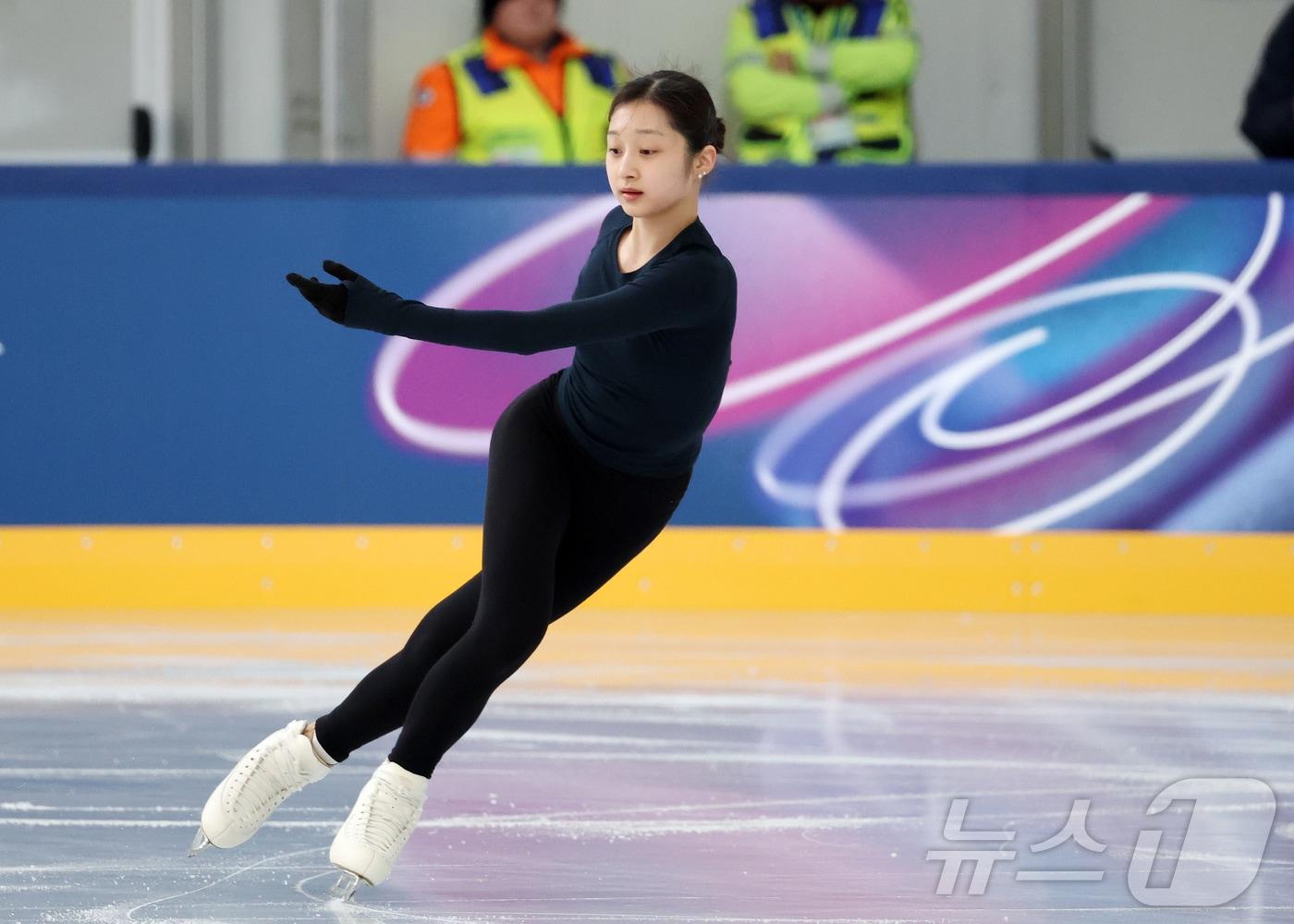 본문 이미지 - 피겨 신지아가 2026 밀라노·코르티나담페초 동계올림픽 개막을 하루 앞둔 5일(현지시간) 이탈리아 밀라노 아이스 스케이팅 아레나에서 훈련하고 있다. 2026.2.5 / ⓒ 뉴스1 김진환 기자