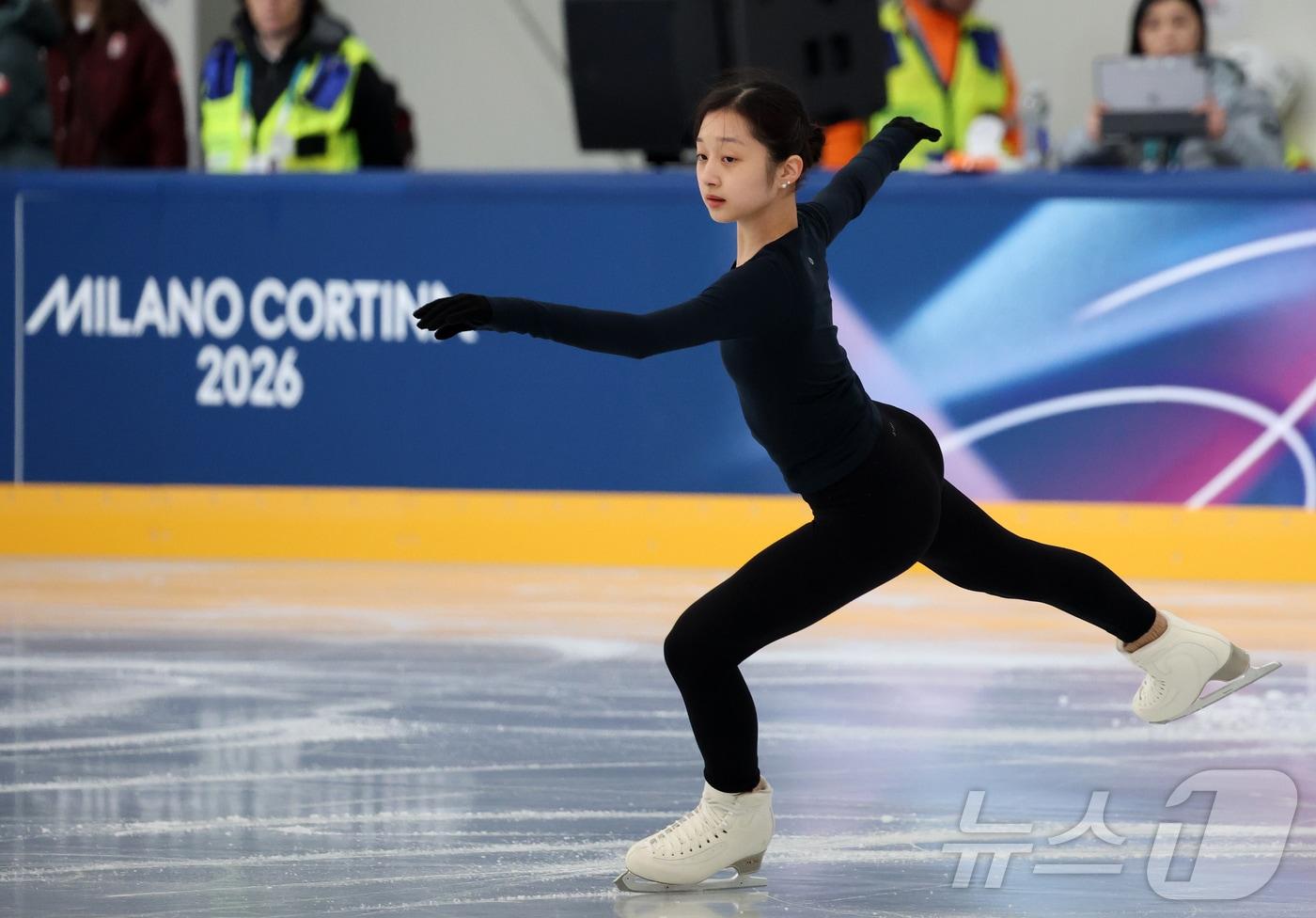 본문 이미지 - 피겨 신지아가 2026 밀라노·코르티나담페초 동계올림픽 개막을 하루 앞둔 5일(현지시간) 이탈리아 밀라노 아이스 스케이팅 아레나에서 훈련하고 있다. 2026.2.5 ⓒ 뉴스1 김진환 기자