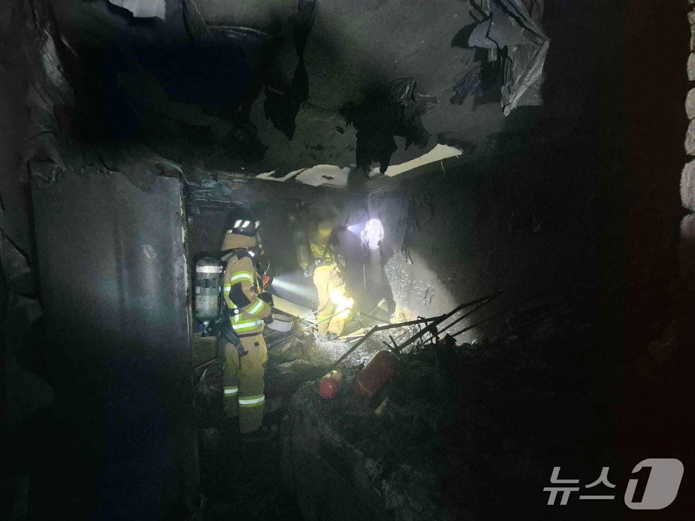 본문 이미지 - 천안 서북구 쌍용동 아파트 화재 현장. (천안서북소방서 제공, 재판매 및 DB금지) / 뉴스1