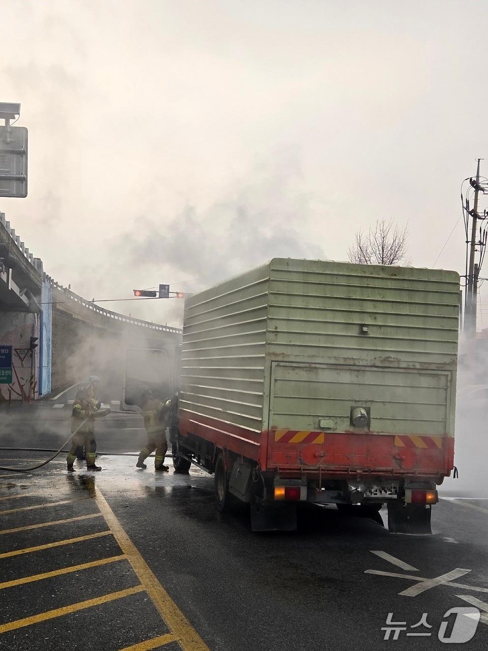 본문 이미지 - 서산 해미면 화물차 화재 현장. (서산소방서 제공, 재판매 및 DB금지) / 뉴스1 