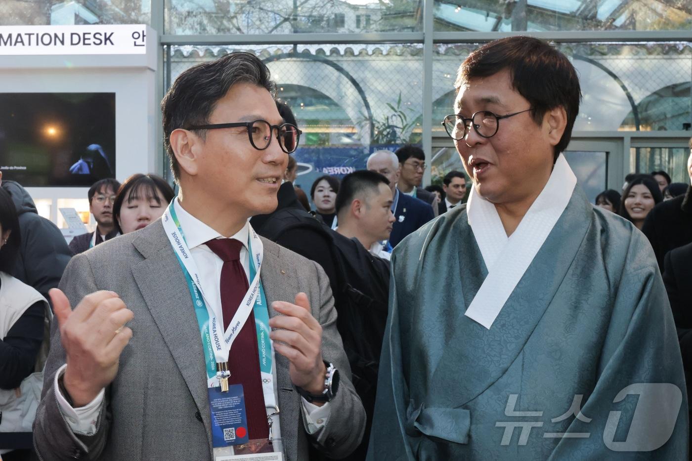 본문 이미지 - 김재열 국제올림픽위원회(IOC) 집행위원 겸 국제빙상경기연맹(ISU) 회장과 최휘영 문화체육관광부 장관(오른쪽). 2026.2.6 ⓒ 뉴스1 김진환 기자