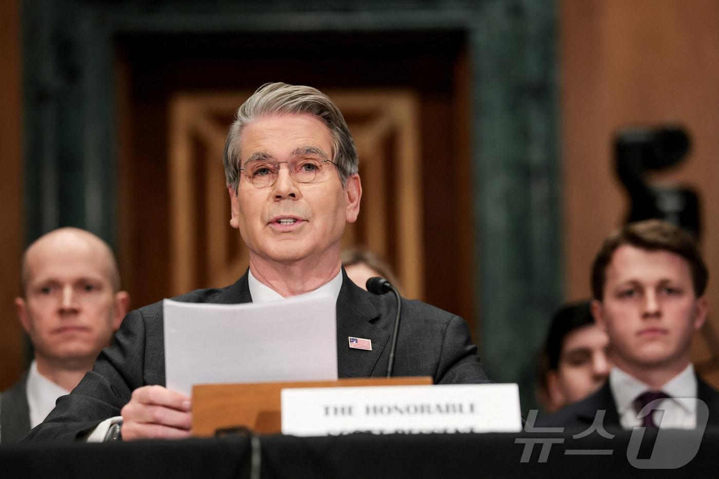 본문 이미지 - 스콧 베선트 미 재무장관이 5일(현지시간) 미국 워싱턴 DC 의회 의사당에서 열린 상원 은행·주택·도시문제위원회의 금융안정감독위원회(FSOC) 연례 의회 보고서 관련 청문회에서 발언하고 있다. 2026.02.05. ⓒ 로이터=뉴스1 ⓒ News1 윤다정 기자 ⓒ 로이터=뉴스1