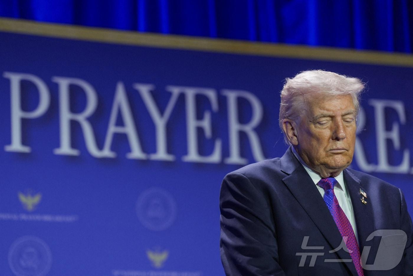 본문 이미지 - 도널드 트럼프 미국 대통령이 5일(현지시간) 워싱턴DC에서 열린 국가조찬기도회에서 단체 기도를 하고 있다. 2026.02.05. ⓒ 로이터=뉴스1 ⓒ News1 윤다정 기자