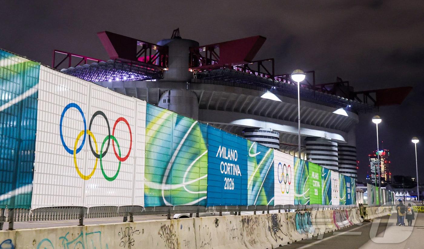 본문 이미지 - 2026 밀라노·코르티나담페초 동계올림픽 개막을 하루 앞둔 5일(현지시간) 개막식이 열리는 이탈리아 밀라노 산시로 스타디움에 환한 조명이 켜져 있다. 밀라노·코르티나담페초 동계올림픽은 6일(현지시간) 개막식을 시작으로 17일간의 열전에 돌입한다. 2026.2.6/뉴스1 ⓒ News1 김진환 기자
