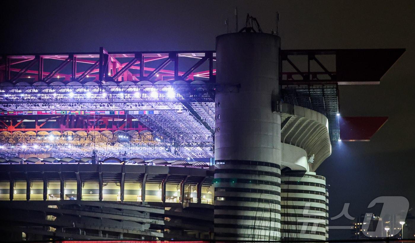 본문 이미지 - 2026 밀라노·코르티나담페초 동계올림픽 개막을 하루 앞둔 5일(현지시간) 개막식이 열리는 이탈리아 밀라노 산시로 스타디움에 환한 조명이 켜져 있다. 밀라노·코르티나담페초 동계올림픽은 6일(현지시간) 개막식을 시작으로 17일간의 열전에 돌입한다. 2026.2.6 / ⓒ 뉴스1 김진환 기자