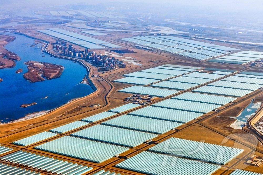 본문 이미지 - (평양 노동신문=뉴스1) = 북한이 올해 새로 준공한 신의주온실농장. [국내에서만 사용가능. 재배포 금지. DB 금지. For Use Only in the Republic of Korea. Redistribution Prohibited] rodongphoto@news1.kr