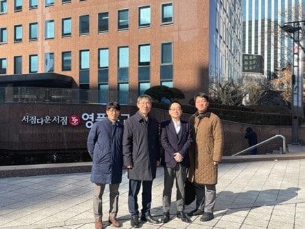 본문 이미지 - 영풍문고 종각종로본점. 왼쪽부터 김승렬 서울시 정원조성팀장, 김영환 서울시 정원도시국장, 김경환 영풍문고 대표이사, 온수진 서울시 조경과장 (영풍문고 제공)