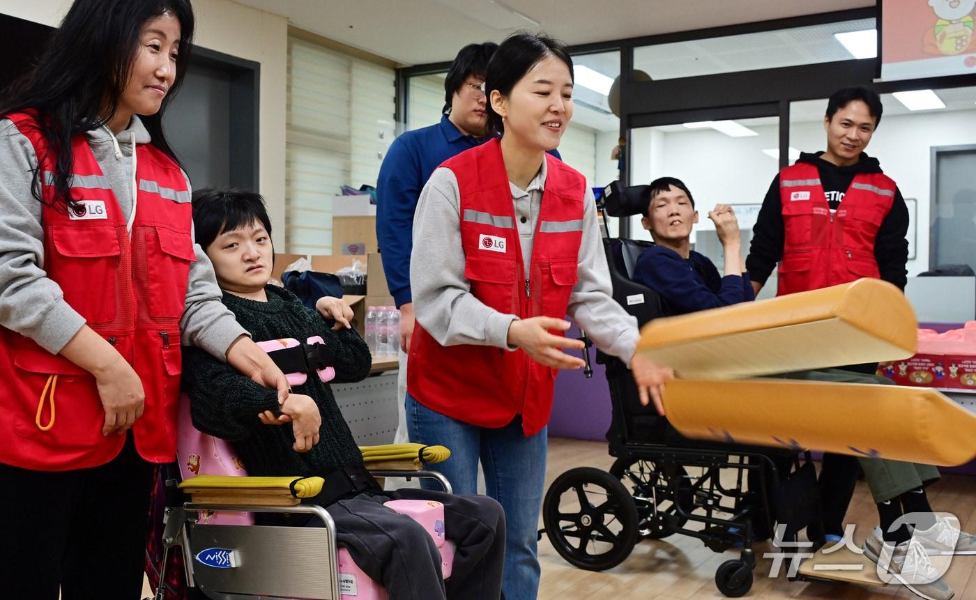 본문 이미지 - LG전자 '라이프스굿 봉사단' 인원들이 설 연휴를 앞둔 지난 5일 염리장애인주간보호센터를 찾아 이용 장애인들과 윷놀이를 즐기고 설 음식인 떡국을 함께 만드는 시간을 가졌다.(LG전자 제공)
