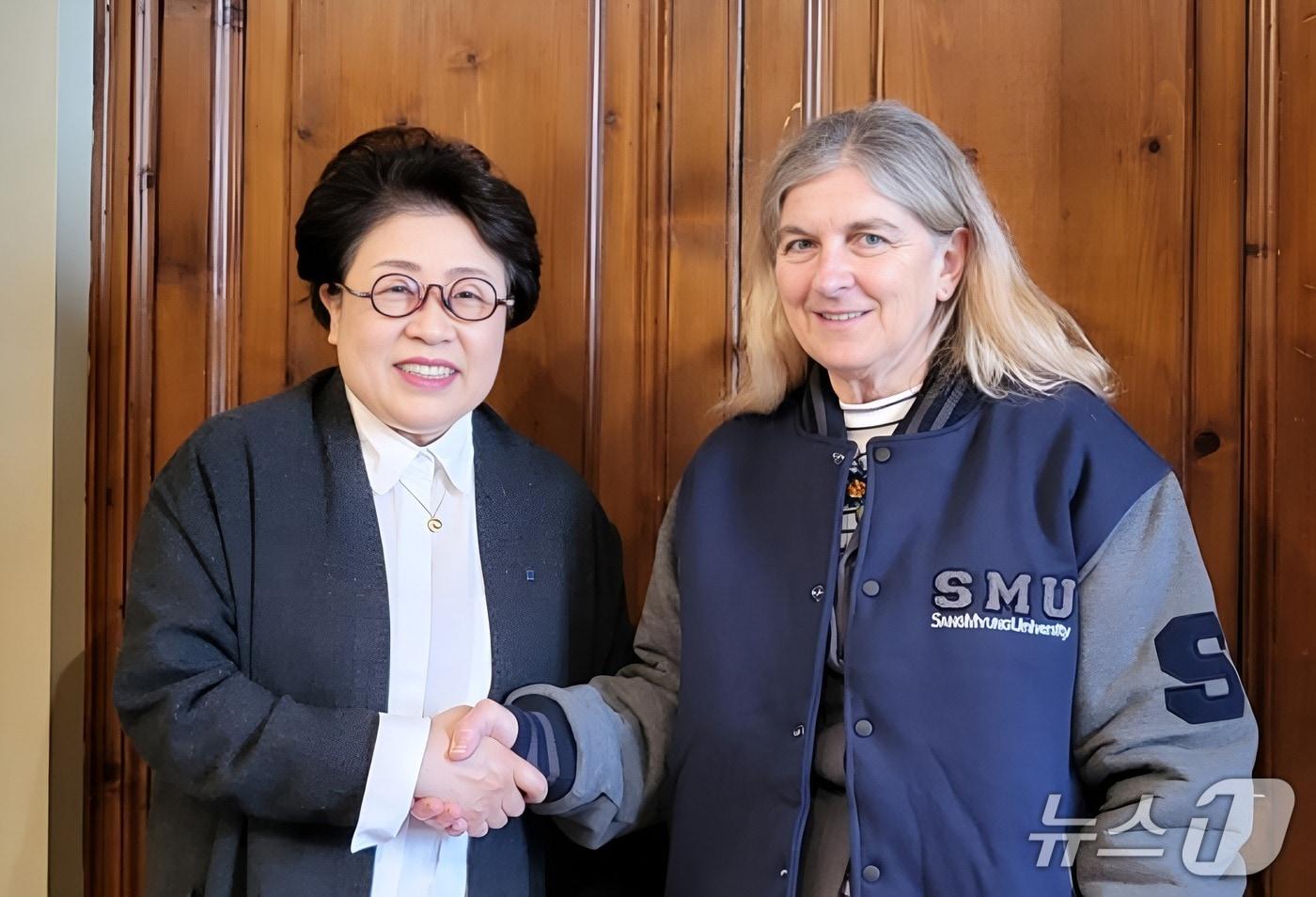 본문 이미지 - 상명대는 5일(현지시각) 이탈리아 현지에서 피렌체 대학(University of Florence)과의 교류협정을 위한 총장단 회의를 가졌다고 밝혔다. 사진은 김종희 상명대 총장과 조지아 지오반네티 피렌체 대학 국제부총장이 회의 후 기념촬영을 한 모습.(상명대 제공)