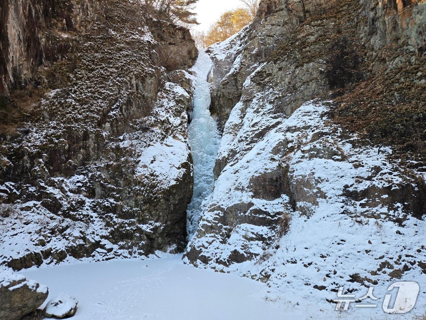 본문 이미지 - 충북 영동군 심천면에 위치한 옥계폭포가 연일 이어진 한파로 얼어 붙었다. (영동군 제공. 재판매 및 DB금지) 
