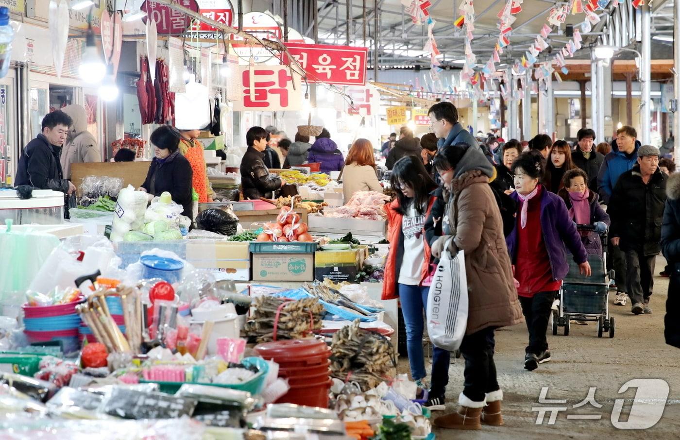 본문 이미지 - 지난 온누리상품권 환급행사가 진행되는 서부시장 모습(태안군 제공. 재판매 및 DB금지)2026.2.6/뉴스1