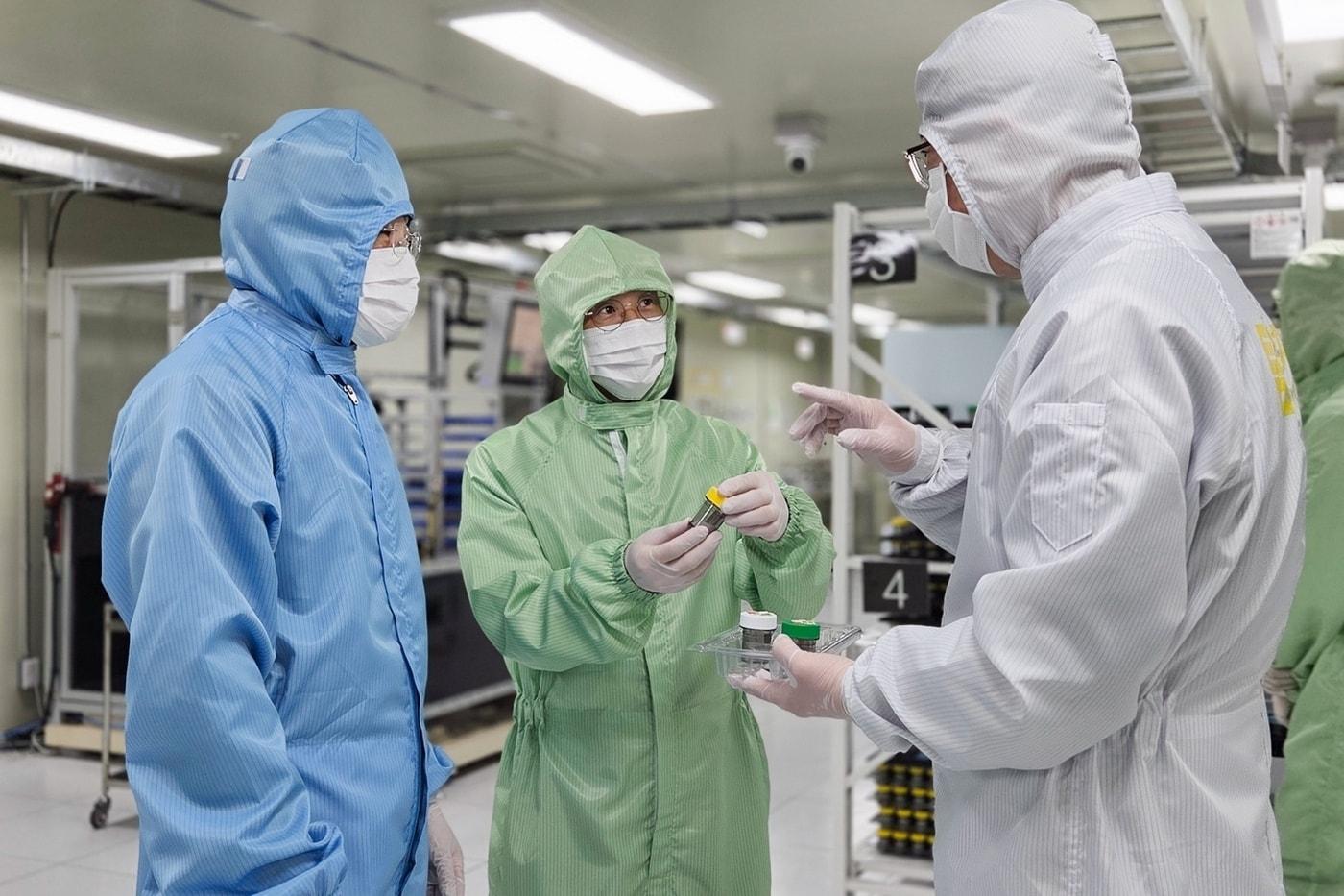 본문 이미지 - 황기연 한국수출입은행장(가운데)이 4일 울산에 위치한 덕산하이메탈을 방문해 김태수 대표(왼쪽) 등 관계자와 대화 중이다.