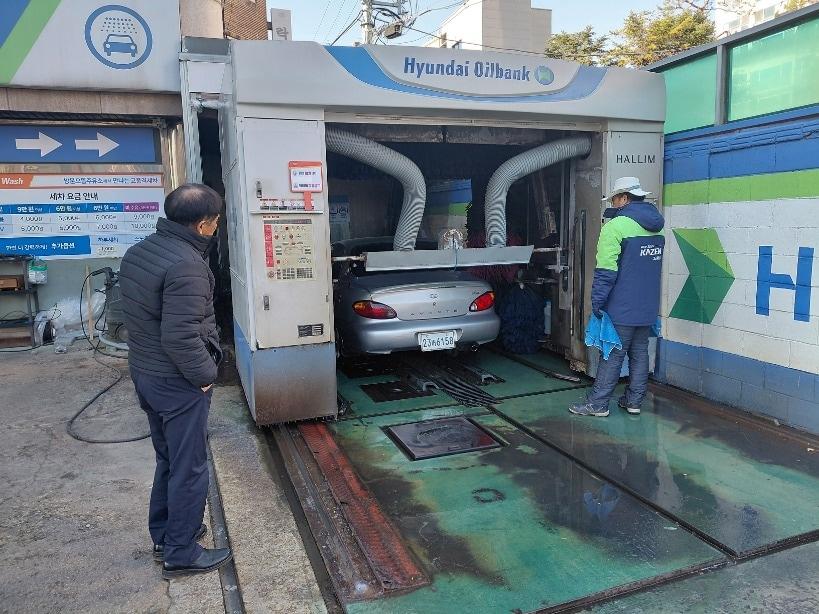 본문 이미지 - 도봉구 민간자율환경감시단이 지역 내 한 주요소 세차시설을 점검하고 있다.(도봉구 제공)