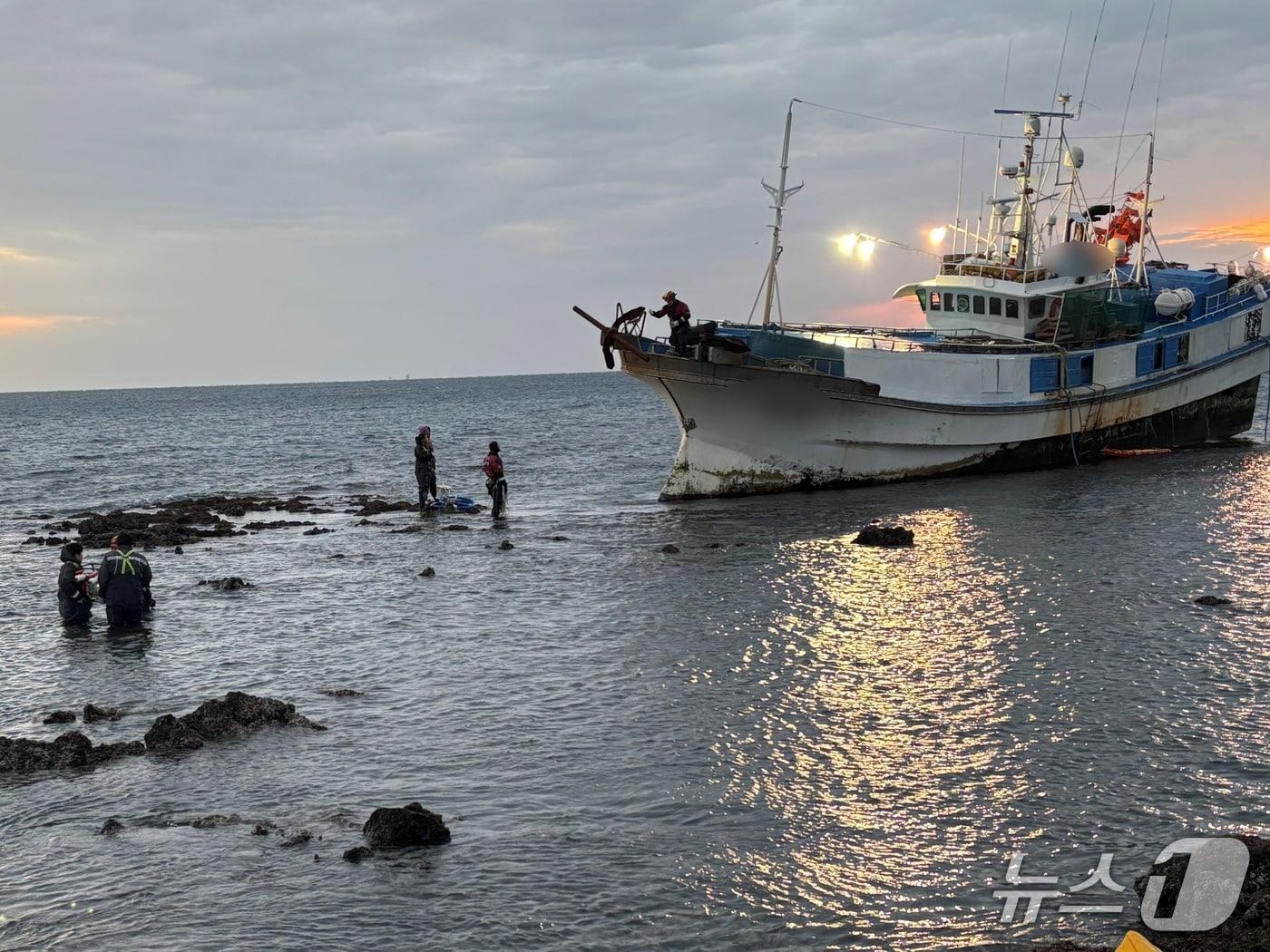 본문 이미지 - 6일 제주 서귀포시 성산읍 삼달리 인근 바다에서 어선이 좌초됐다.(서귀포해양경찰서 제공. 재판매 및 DB 금지)