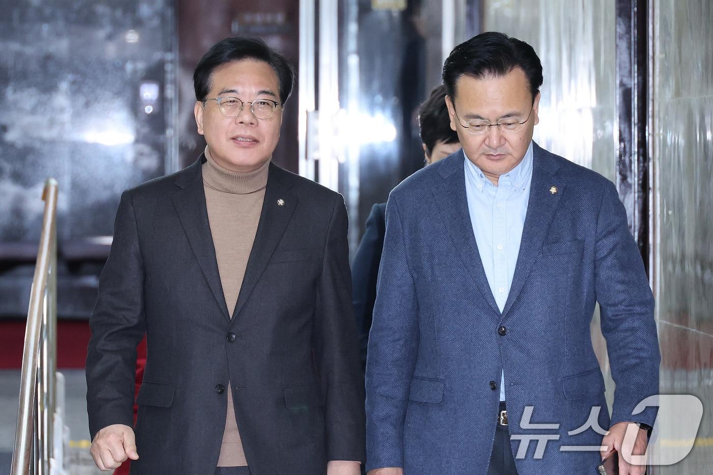 본문 이미지 - 송언석 국민의힘 원내대표와 유상범 원내운영수석부 대표가 6일 서울 여의도 국회에서 열린 원내대책회의에 참석하고 있다. 2026.2.6/뉴스1 ⓒ News1 신웅수 기자
