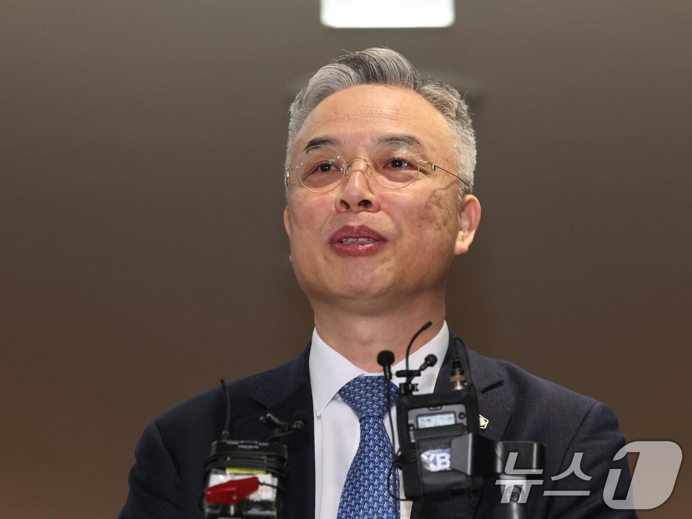 본문 이미지 - 2차 종합특검(윤석열·김건희에 의한 내란·외환 및 국정농단 행위의 진상규명을 위한 특별검사 임명 등에 관한 법률안)의 권창영 특별검사가 6일 오전 서울 중구 사무실로 출근하며 소감을 밝히고 있다. ⓒ News1 황기선 기자