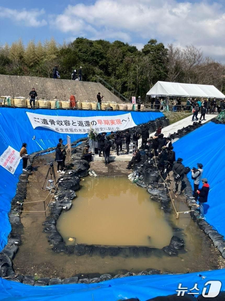 본문 이미지 - 지난해 4월 1일 일본 야마구치현 우베시 장생(조세이)탄광 유해 발굴 현장에서 6월 잠수조사를 대비한 구조물 철거 작업이 진행됐다. (장생탄광 희생자 귀향 추진단 제공)