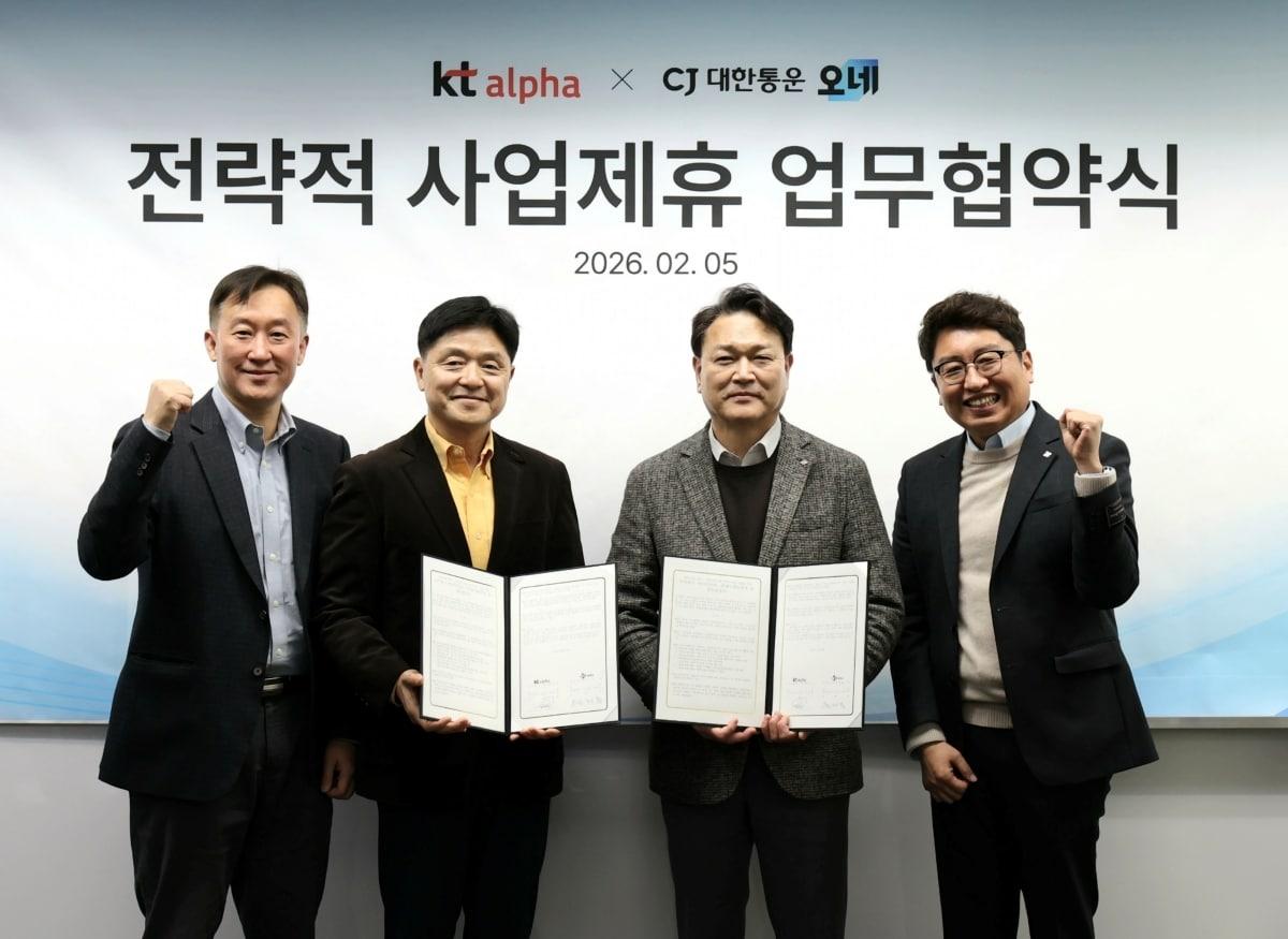 본문 이미지 - (왼쪽부터) KT알파 쇼핑 조태종 T커머스지원본부장 및 이정호 T커머스사업부문장, CJ대한통운 윤재승 오네(O-NE) 본부장 및 강원석 오네(O-NE) 남서울사업담당.(KT알파 제공).