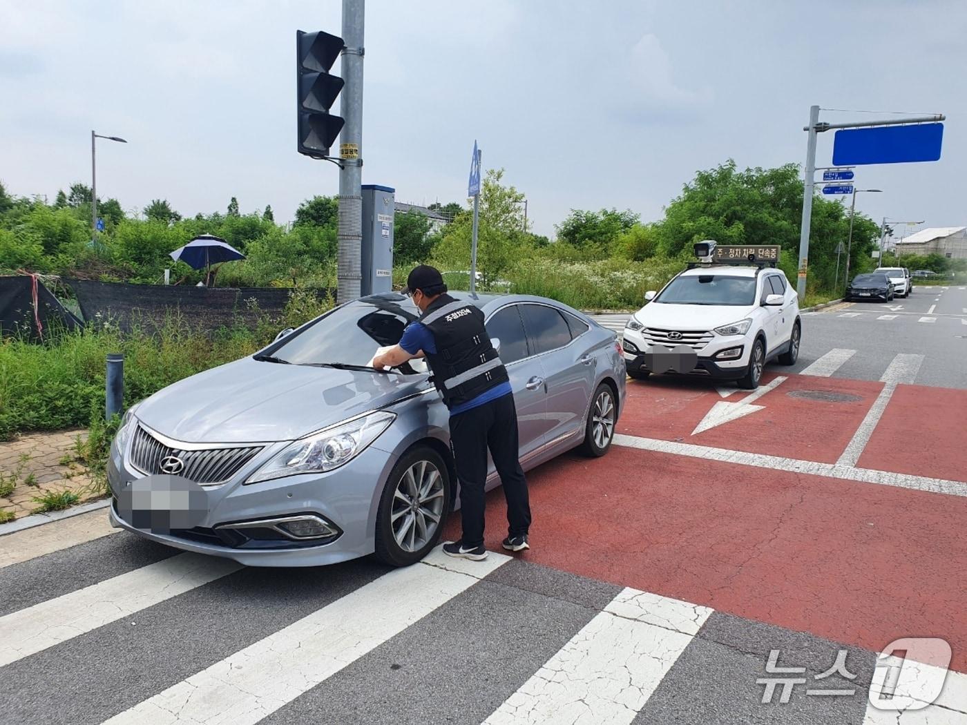 본문 이미지 - 충북 진천군 불법 주정차 단속 모습.(진천군 제공, 재판매 및 DB금지)/뉴스1